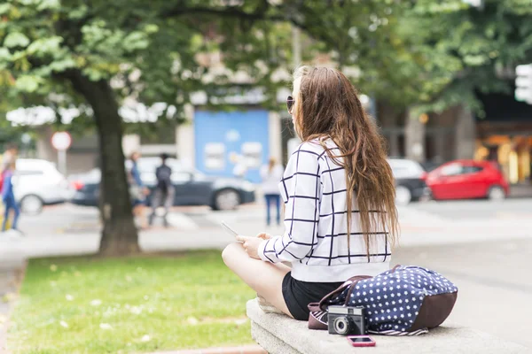 Hipster joven mujer viajando y tomando notas en la calle . —  Fotos de Stock