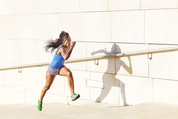 Schöne sportliche Afrikanerin, die auf der Straße Treppen rennt, Health Lifestyle-Konzept. — Stockfoto