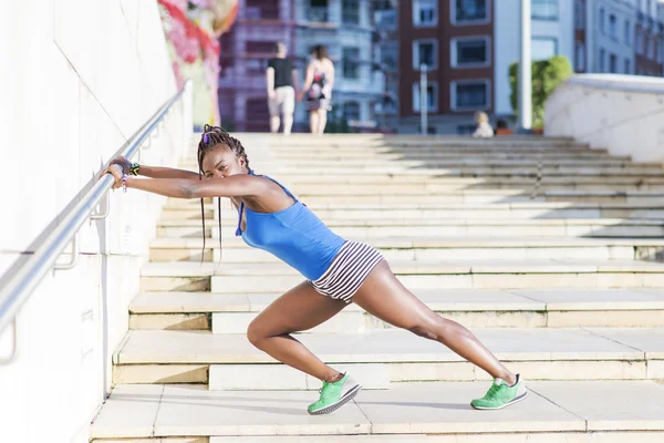 Schöne afrikanische Sportlerin Bewegung und Training auf der Straße, gesundes Lebensstilkonzept. — Stockfoto