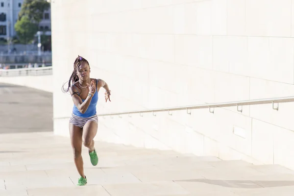 Hermosa mujer africana deportiva corriendo en la calle, concepto de estilo de vida de salud . —  Fotos de Stock