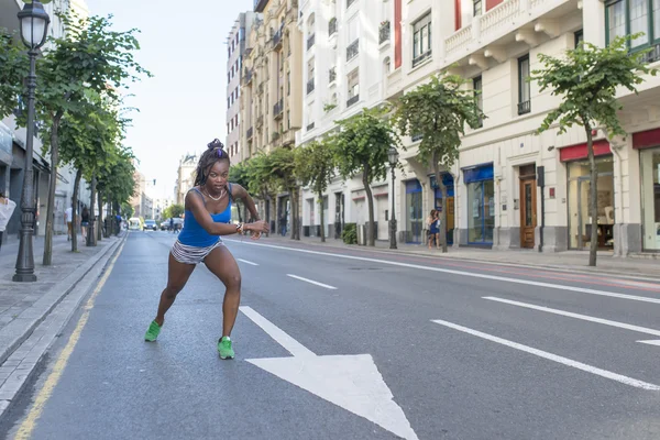 Hermosa mujer africana deportiva corriendo en la calle, concepto de estilo de vida de salud . —  Fotos de Stock