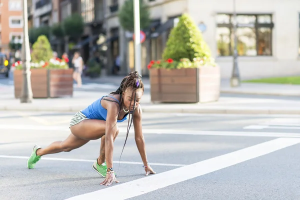 Schöne afrikanische Sportlerin bereit, auf der Straße auf der Straße zu laufen. — Stockfoto