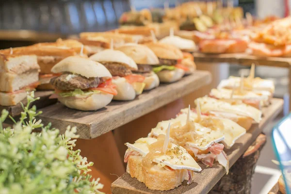 Spanska blandat tapas, baskisk mat, pintxos Bilbao, Spanien. — Stockfoto