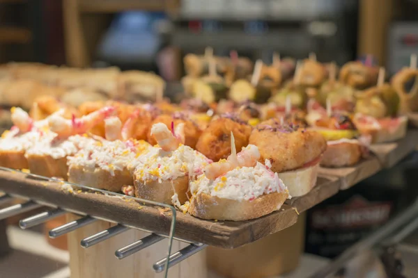 西班牙混合 pintxos 毕尔巴鄂，西班牙巴斯克美食小吃. 免版税图库图片