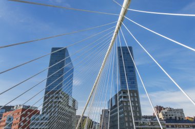 Bilbao, Bask Ülkesi, İspanya 30 Ekim 2015: Towers Izozaki ve Calatrava Köprüsü.