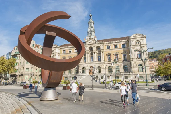 Bilbao, Bask Ülkesi, İspanya 30 Ekim 2015: Belediye Binası ve Bilbao metalik yapısı.