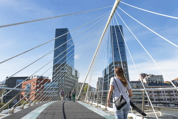 Bilbao, País Vasco, España 30 de octubre de 2015: Puente de Calatrava y torres Izozaki . — Foto de Stock