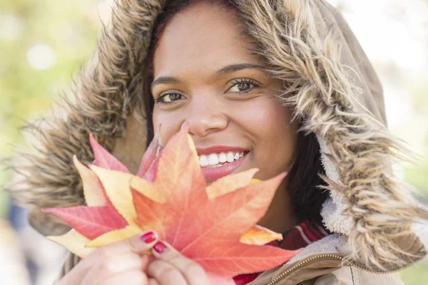 Lachende jonge vrouw met blad, herfst levensstijl concept. — Stockfoto