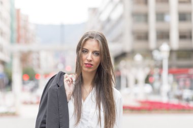 İş kadını sokakta ceketinde omuz ile.