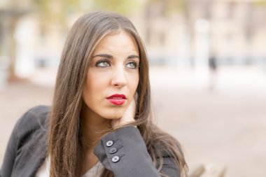 Yeşil gözleri ve makyaj ile genç kadın portresi.