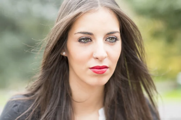 Portrait de jeune femme aux yeux verts et maquillage . — Photo