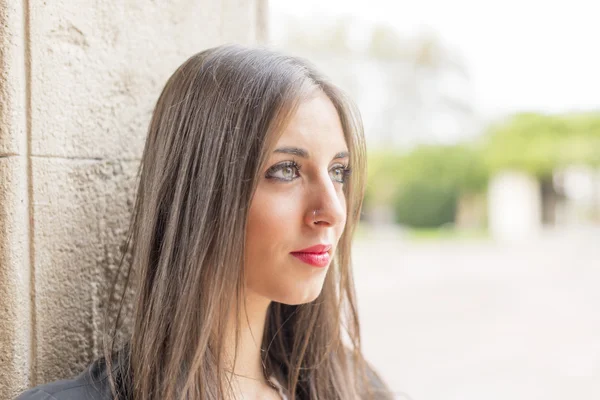 Retrato de mujer joven con ojos verdes y maquillaje . — Foto de Stock