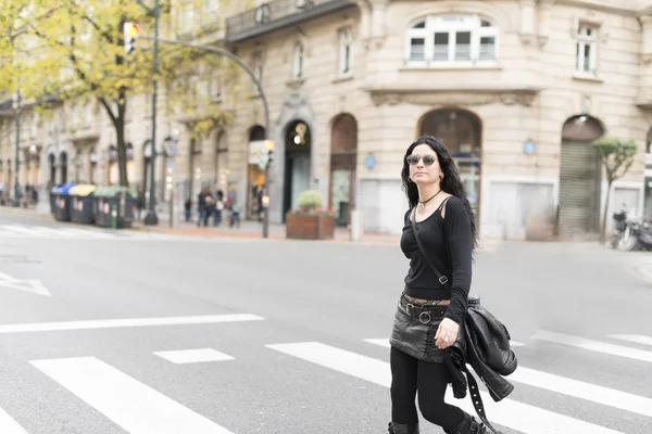 Mulher bonita com óculos de sol estilo heavy metal andando na rua . — Fotografia de Stock