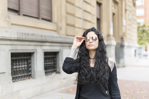 Retrato urbano de mulher bonita com óculos de sol estilo heavy metal . — Fotografia de Stock