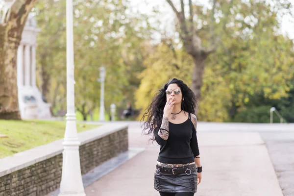 Fumar tatuado bela mulher andando na rua . — Fotografia de Stock