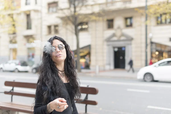 Raucher tätowierte schöne Frau, die auf der Straße geht. — Stockfoto