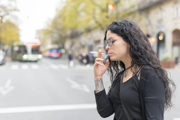 Rauchen tätowierte schöne Frau auf der Straße. — Stockfoto