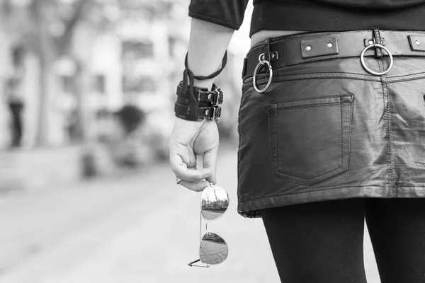 Gafas de sol de mano de mujer, fotografía en blanco y negro . —  Fotos de Stock