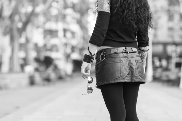 Donna mano che tiene gli occhiali da sole, fotografia in bianco e nero . — Foto Stock