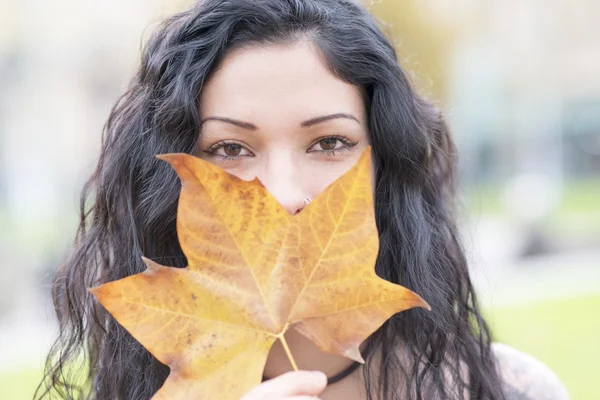 Closeup portret van mooie vrouw met Herfstblad. — Stockfoto