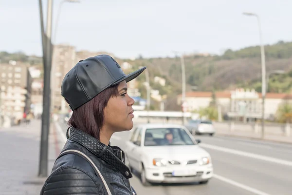 Retrato de perfil de mujer joven con gorra de béisbol en la calle . —  Fotos de Stock