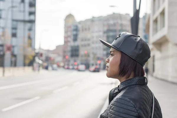 Retrato de perfil de mujer joven con gorra de béisbol en la calle . —  Fotos de Stock