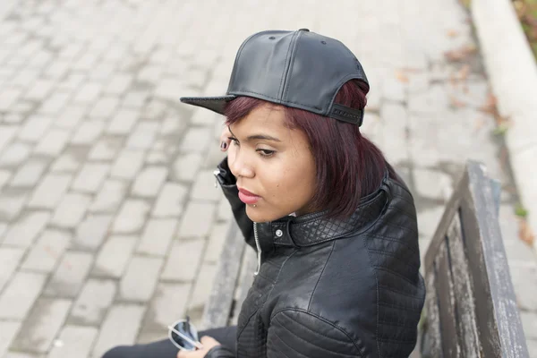 Jeune femme avec casquette de baseball, style urbain . — Photo