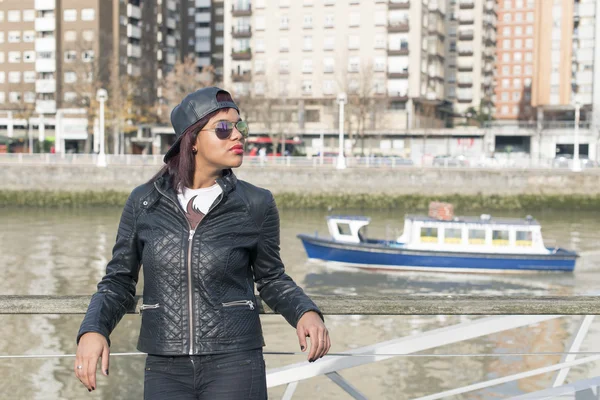 Moda mulher bonita com óculos de sol e boné de beisebol um dia ensolarado na rua . — Fotografia de Stock