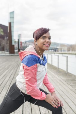 Gülümseyen kadın egzersiz.