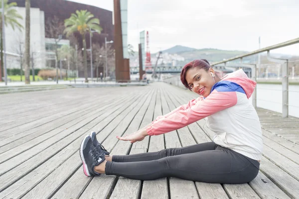 Lächelnde Frau beim Training. — Stockfoto