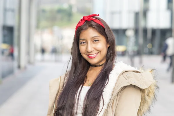 Retrato de una joven de moda sonriente en la calle . — Foto de Stock