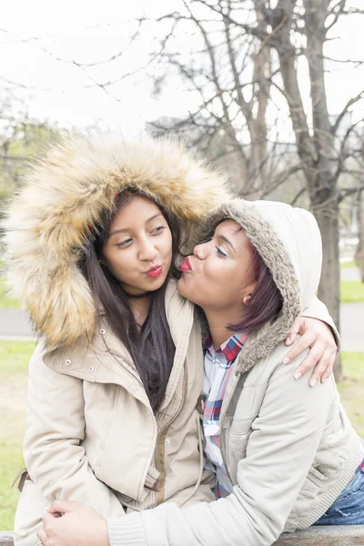 Deux jeunes femmes amies s'embrassant pour le plaisir . — Photo