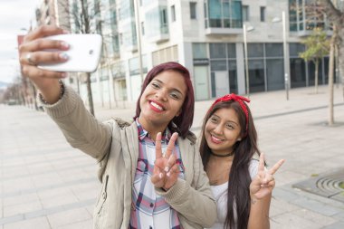 Sokakta bir selfie alarak iki mutlu kadın kız arkadaşım.