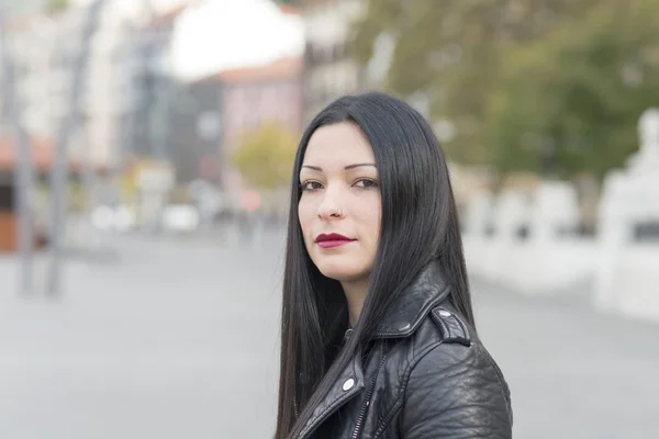 Retrato de una hermosa mujer multirracial con piercing . Imagen de stock