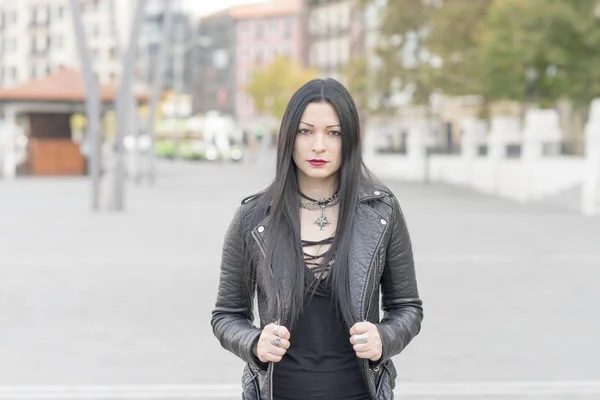 Retrato urbano de mujer hermosa estilo heavy metal . Fotos de stock libres de derechos