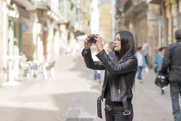 Hipster mulher tirar fotos com câmera classica . — Fotografia de Stock