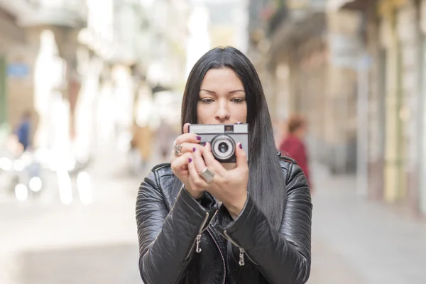Hipster vrouw nemen van foto's met klassieke camera. — Stockfoto