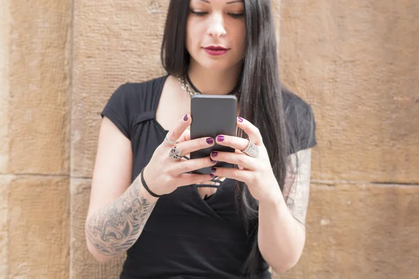 Mãos de mulher usando telefone inteligente . — Fotografia de Stock