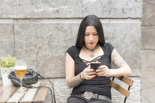 Mulher usando telefone inteligente. — Fotografia de Stock