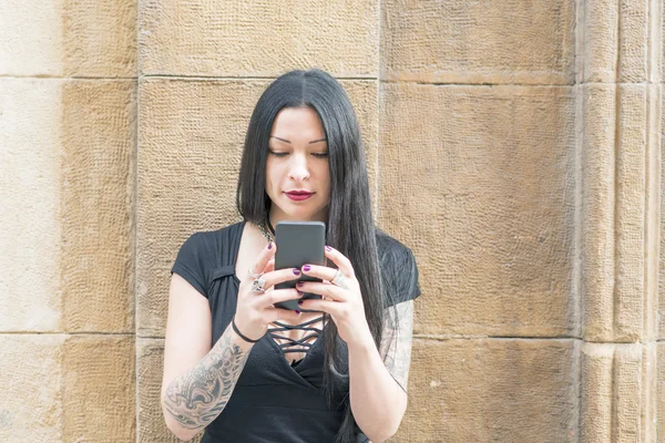 Mulher usando telefone inteligente. — Fotografia de Stock