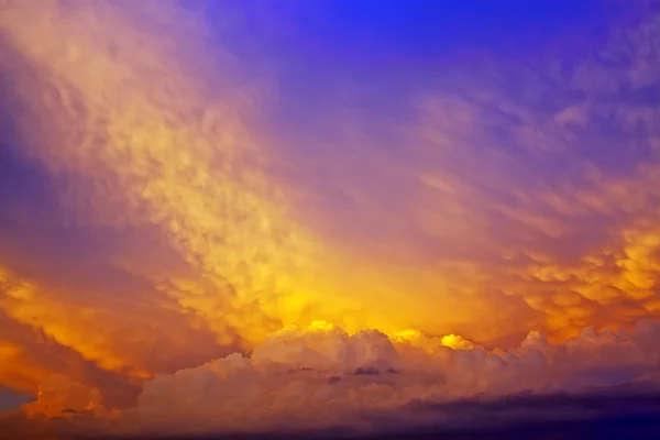 Růžové mraky na večerní obloze — Stock fotografie