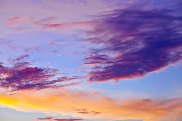 Dunkle Wolken bei Sonnenuntergang — Stockfoto