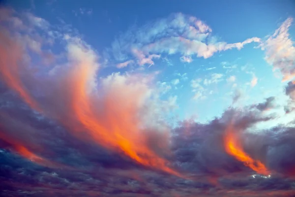 Rote Wolken auf dunklem Hintergrund — Stockfoto