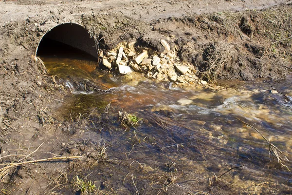 Tubería de drenaje bajo la carretera — Foto de Stock