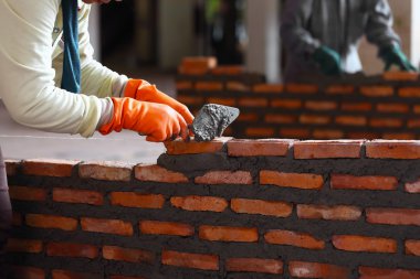 İşçiler duvar tuğla tuğla duvar.