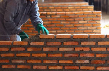 İşçiler duvar tuğla tuğla duvar.