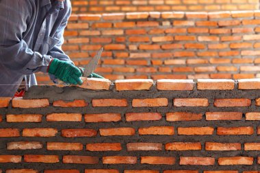 İşçiler duvar tuğla tuğla duvar.