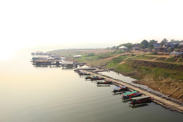 Maison flottante Rivière et pont en bambou sur le lac . — Photo