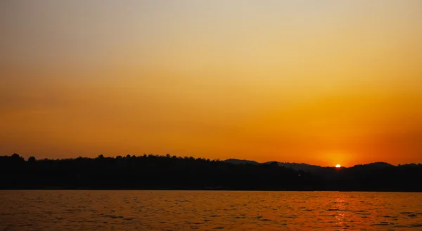 Cielo naranja al atardecer . — Foto de Stock