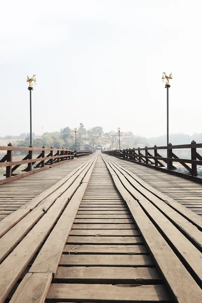 Puente de madera se dirigió directamente hacia la ciudad de montaña . — Foto de Stock